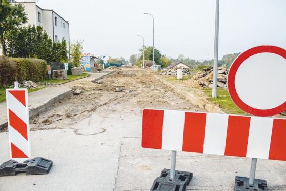 Trwa przebudowa Żwirowej - będzie nowa nawierzchnia, ścieżka rowerowa, chodnik i oświetlenie Ulica Żwirowa we Władysławowie tak mieszkańcom, jak i turystom, kierującym się z Drogi Chłapowskiej w
