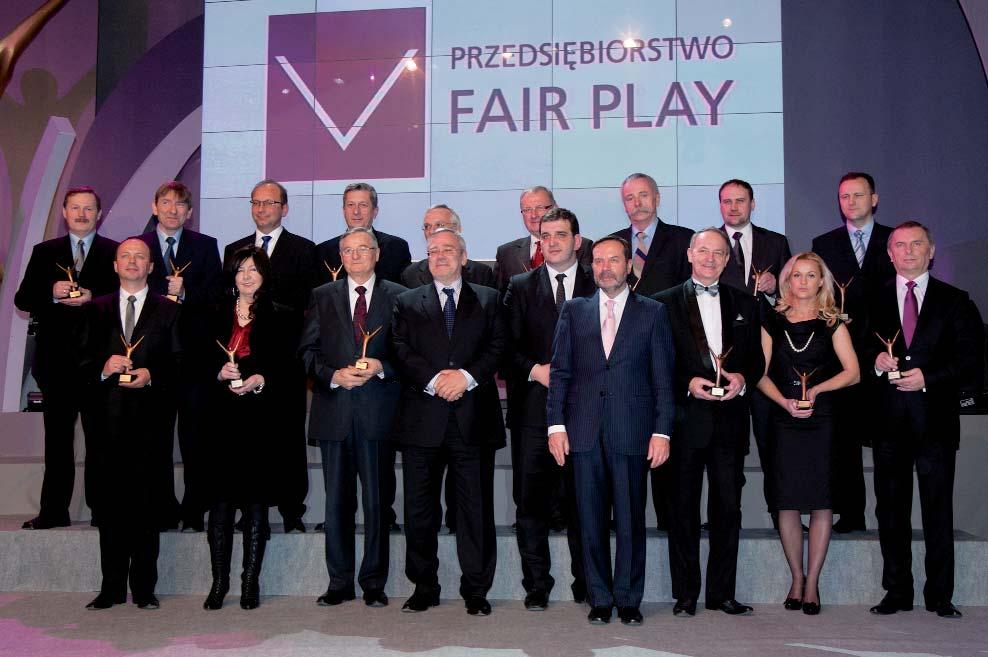 Gala Przedsiębiorstwo Fair Play 2010 zdobywcy statuetek, pierwszy z lewej w dolnym rzędzie Dariusz Gnoiński, Dyrektor Zakładu w Radomsku.