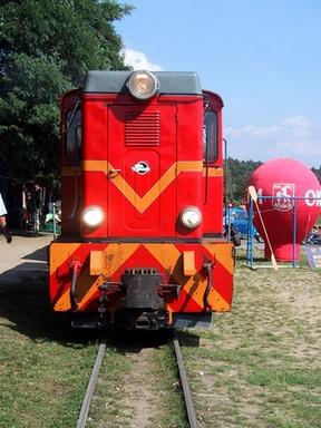 Po wyjeździe z Przybrodzina pociąg nadal jedzie wzdłuż brzegu jeziora, aż wreszcie wjeżdża na mały mostek nad przesmykiem łączącym jezioro Powidzkie z Małym Jeziorem Powidzkim, potocznie zwanym Hutką.