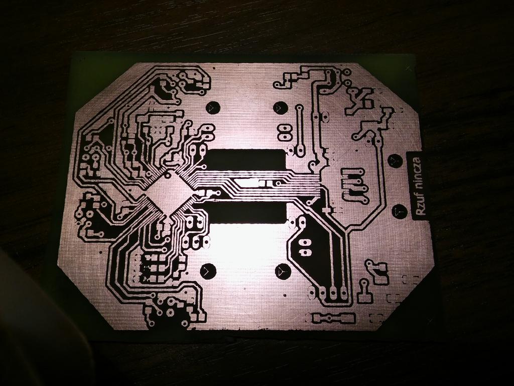 2.2 Elektronika 2 MICROMOUSE RZUF NINCZA Rysunek 2: Wytrawiona płytka PCB 2.1.3 Podsumowanie Konstrukcja mechaniczna robota została dobrze przemyślana i nie sprawia problemów.