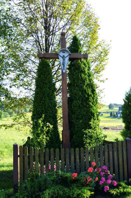 żołnierz radziecki ostrzelał gurę z karabinu, w rezultacie czego dłoń gurki została uszkodzona. 50.051598 N 21.