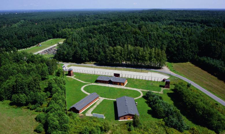 Centralnie zawieszony ołtarzyk wykonany jest na wzór ołtarza głównego z kościoła w Ostrowie. Ołtarz z ornamentacją wykonaną poprzez wypalanie drewna, pokryty bezbarwnym lakierem oraz gurką M.B.