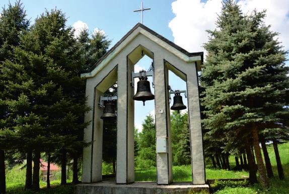 w bliskim sąsiedztwie starego cmentarza wiejskiego, usytuowany na stoku zbocza, z pojedynczymi wartościowymi, kamiennymi nagrobkami właścicieli okolicznych