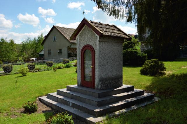 Kwatera prostokątna otoczona jest niskim, metalowym ogrodzeniem, a plac częściowo wyłożony płytami betonowymi, i w jej polu stoi pomnik postawiony w 1974 r.