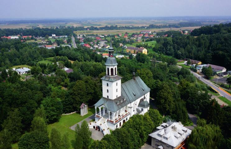 Po w y ż e j k r z y ż wykonany z blachy a na nim wizerunek Chrystusa. 50.055093 N 21.