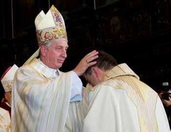 święceń był gest nałożenia rąk na głowę Elekta przez Ks. Arcybiskupa Sławoja Leszka Głódzia Metropolitę Gdańskiego.