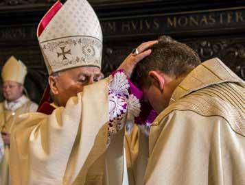 Po Księdzu Arcybiskupie Metropolicie wszyscy obecni biskupi włożyli ręce na głowę wybranego.