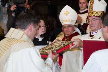 8 Namaszczenie głowy. Ksiądz Arcybiskup Metropolita Gdański następnie namaścił olejem Krzyżma świętego głowę nowo wyświęconego biskupa.