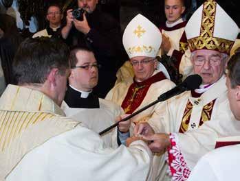 * * * Wręczenie księgi Ewangelii. Następnie Ksiądz Arcybiskup Metropolita Gdański wręczył nowemu Biskupwi księgę Ewangelii i zwrócił się do niego tak, jak niegdyś św.