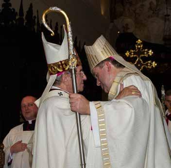 * * * Pocałunek pokoju. Ksiądz Arcybiskup Metropolita Gdański przekazał pocałunek pokoju nowo wyświęconemu Biskupowi.