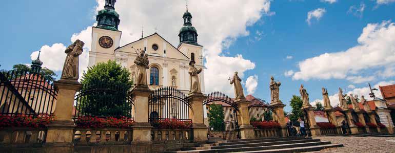 duchowymi. Na zespół architektoniczno-parkowy składa się sanktuarium i przepięknie wpisana w otoczenie kalwaria.