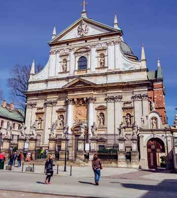 Stare Miasto, które obejmuje zasięgiem gród z czasów lokacji Krakowa (1257 r.), już w XIV w. zamknięte było pierścieniem murów obronnych. Na początku XIX stulecia miały one 47 baszt i 7 bram głównych.