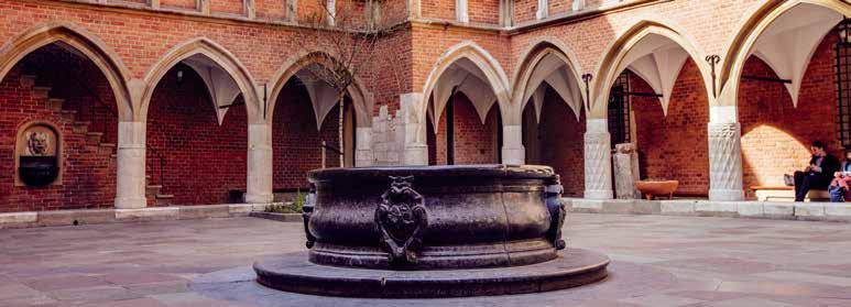 Pierwotnie ulokowano ją w Collegium Maius, jednym z niewielu zachowanych w Europie średniowiecznych obiektów uniwersyteckich.