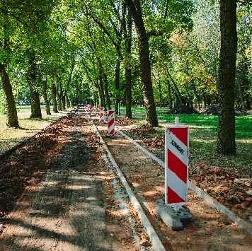 Na terenie całej dzielnicy prowadzone są także inne inwestycje: remonty