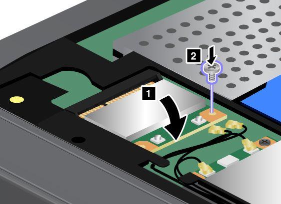 7. Wyrównaj krawędź kontaktową nowej karty PCI Express Mini z odpowiednim gniazdem. Dociskaj kartę, aż zaskoczy na miejsce 1. Umocuj kartę za pomocą wkręta 2. 8.