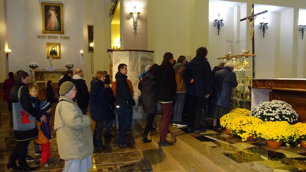 kościele Św. Karola Boromeusza o godz. 12 30 i procesji na Cmentarzu Powązkowskim. Uroczystościom przewodniczył ks.