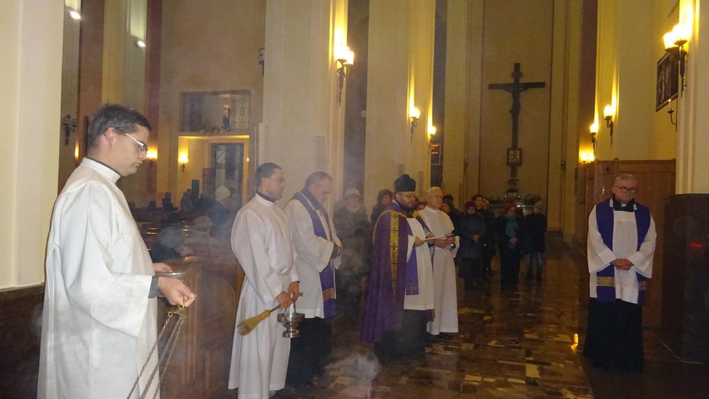 W tego typu uroczystościach na Cmentarzu Wolskim, którym przewodniczył bp Piotr Jarecki parafię Św.