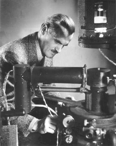 Odkrycie fotonu Arthur Compton 1923 Rozpraszanie fotonów na elektronach Compton pokazał, że fotony niosa nie tylko energię, ale i