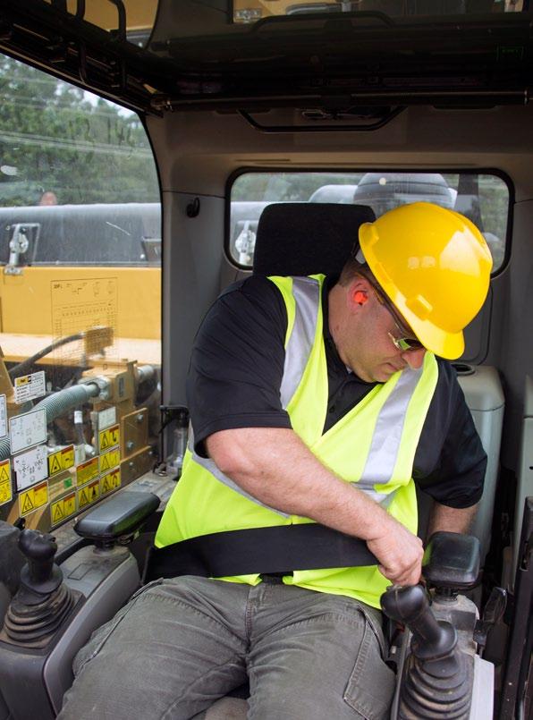 Bezpieczne środowisko pracy Ochrona operatora dzień po dniu Bezpieczna i cicha kabina Kabina z konstrukcją ROPS zapewnia bezpieczne środowisko pracy.