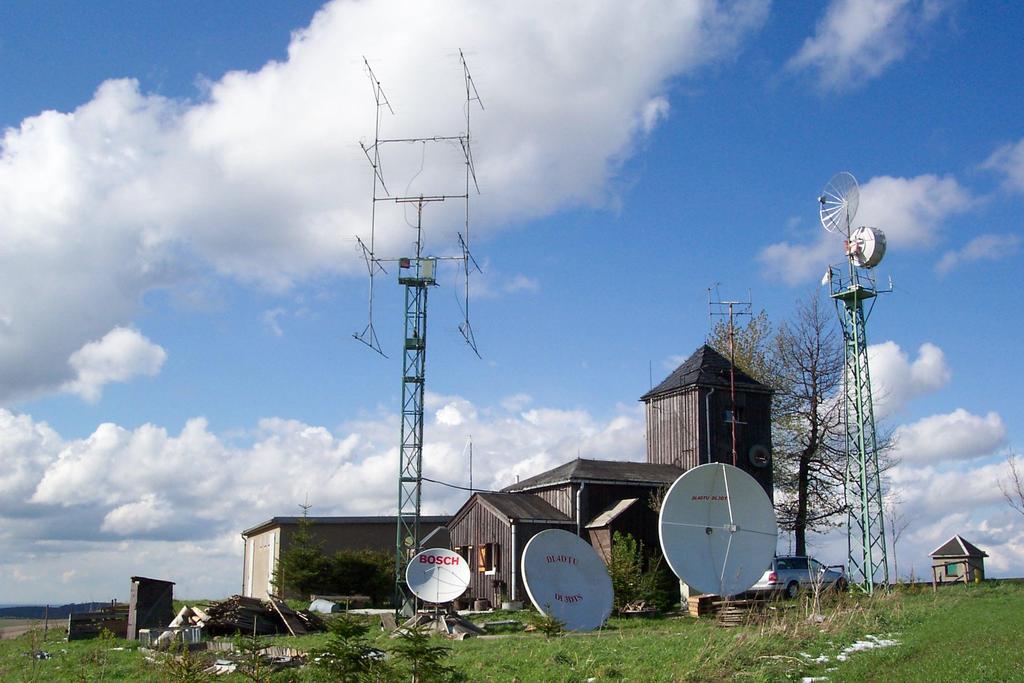 Wiele zadowolenia przy budowie. Sobie życzę wielu partnerów do QSO na 24 GHz.