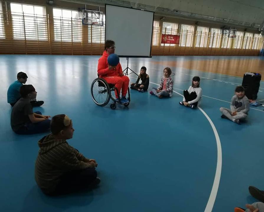 Choć trenuje się na płotkach, ale nie jest to bieg Jest pływanie, biegi, skoki, rzuty, jest szermierka, judo, kolarstwo, jest ściganie się na wózkach czyli tzw długie biegi Jest również żeglarstwo,