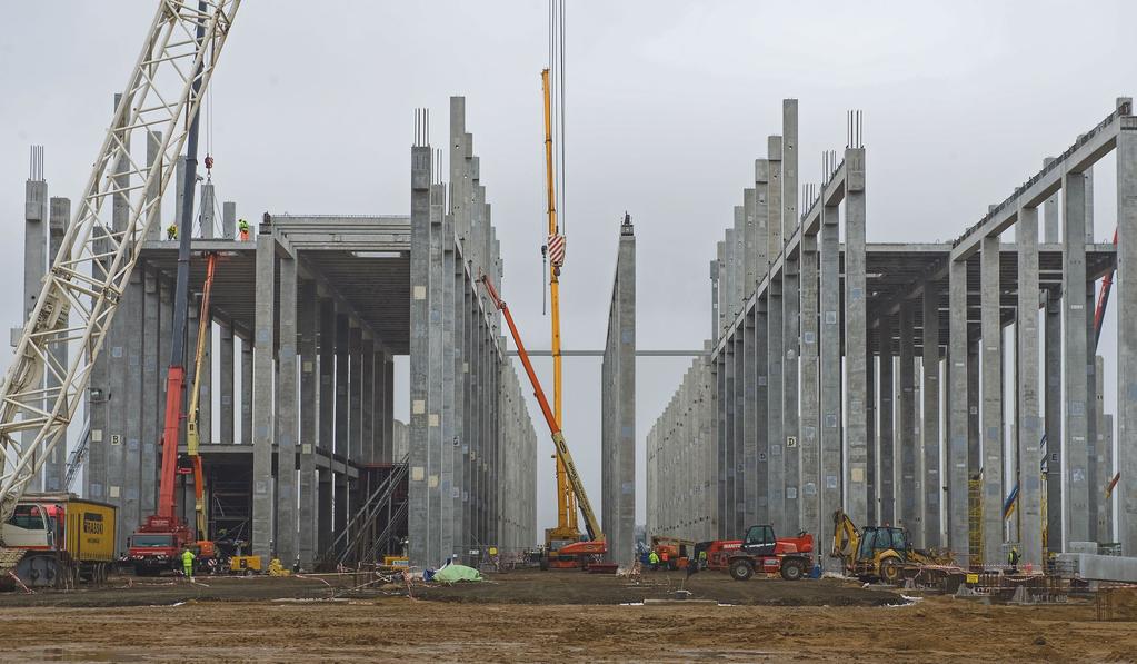 NASZE MOŻLIWOŚCI 1640 osób pracujących w Grupie Kapitałowej Pekabex >200 Doświadczonych Inżynierów 555 000 m 2 32,77 m 104 tony 43 m 86,8 ton 107,86 tys.