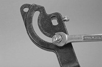 UWAGA Trzpień zawiera klucz niezbędny do ponownego montażu dźwigni. Uważać, aby go nie zgubić.
