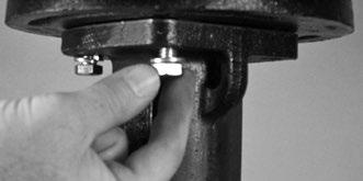 Włożyć śrubę zamkową (elem. 14) przez spód okrągłej płytki.