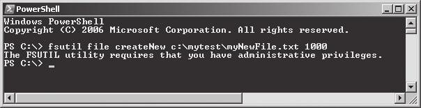 4 Windows PowerShell przewodnik po skryptach Interakcja z powłoką Po uruchomieniu programu Windows PowerShell można z niego korzystać w taki sam sposób, jak z interpretera poleceń Cmd.exe. Np.