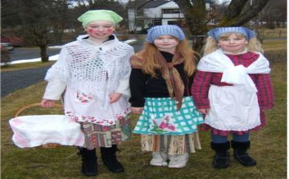 Szwecja W Skandynawii panuje zwyczaj przebierania się za Påskkäringar czyli "wielkanocne wiedźmy". Zazwyczaj są nimi dziewczynki w wieku 5 11 lat.