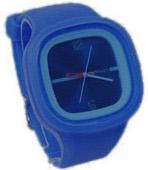 Strona7 2 Zegarek Zegarek wykonany z silikonowego materiału, analogowy, kwadratowa koperta o wymiarach 45mmx45mm, silikonowy wymienny pasek, wodoodporność 3ATM, kwarcowy mechanizm,