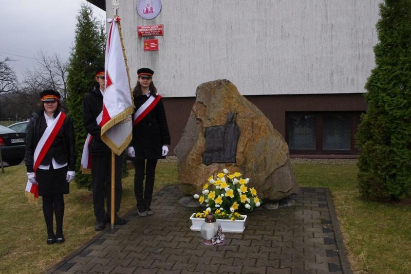 Z tej okazji członkowie Samorządu Uczniowskiego złożyli serdeczne życzenia i wręczyli upominki wszystkim nauczycielom, wychowawcom, zaproszonym gościom a także pracownikom Oświaty naszej szkoły.