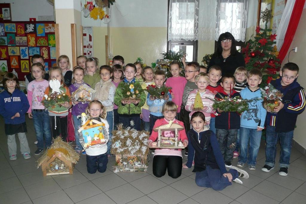 W związku ze zbliżającymi się Świętami Bożego Narodzenia Samorząd Uczniowski naszej szkoły zorganizował konkurs na najładniejszy stroik świąteczny i szopkę bożonarodzeniową.