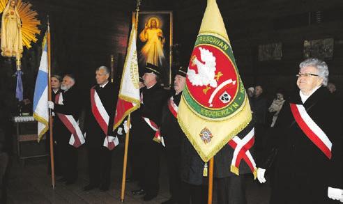 Tam po przemówieniach, delegacje złożyły wieńce pod tablicą pamiątkową. Kędzierzyn-Koźle W Kietrzu obchody rocznicowe rozpoczęła uroczysta Msza. św.
