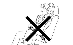 Każdy pas bezpieczeństwa powinien być użyty tylko przez jedną osobę: nie przewozić dziecka na kolanach pasażera, stosując jeden pas bezpieczeństwa dla ochrony obojga rys. 98.