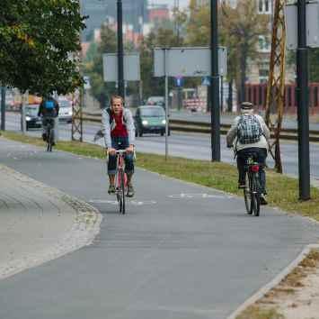 ŁÓDŹ - MIASTO ROWERÓW ISTNIEJĄCE PROJEKTOWANE BUDOWANE W 2016 ROWEROWA WUZETKA Bezpieczniej i wygodniej WŁÓKNIARZY ZGIERSKA Przed wakacjami zakończyła się gruntowna przebudowa drogi rowerowej wzdłuż