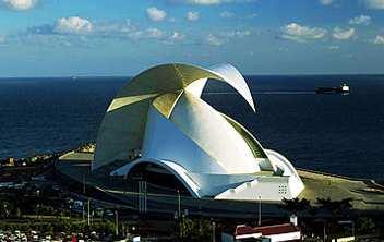 Rys.14. Tenerife Opera House w dzień. Źródło: http://www.meganandmurray.com/2006/ 02/santiago_calatr.