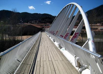 Układ łuk wiotkie wieszaki pomost połoŝony centralnie łuk jest stabilizowany cięgnami podwieszającymi zakotwionymi w krawędziach pomostu Murcia Manrique Bridge Układ łuk sztywne wieszaki pomost