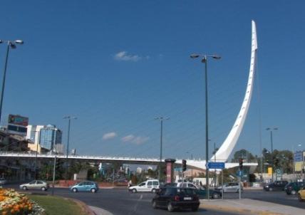 przepływu sił, najbardziej optymalnym rozwiązaniem jest zatem pylon pionowy. Wśród projektów Calatravy znalazły się równieŝ mosty o sztywnych pylonach bez odciągów.