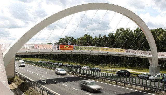 Dźwigar pomostu równieŝ jest skrzynką o przekroju trapezowym o wysokości 600 mm.