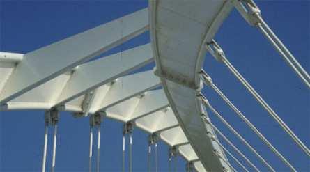 Rys.30. Przekrój poprzeczny mostu w środku rozpiętości [6]. Jednak elementem stanowiącym o unikalności tego mostu jest rozwiązanie problemu usztywnienia poprzecznego łuków pionowych.