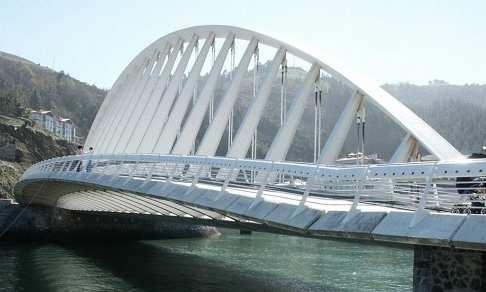 Drogowy most Puerto jest mostem łukowym, w którym łuk usytuowany został pionowo, asymetrycznie, oddzielając jezdnię od pasa ruchu dla pieszych.