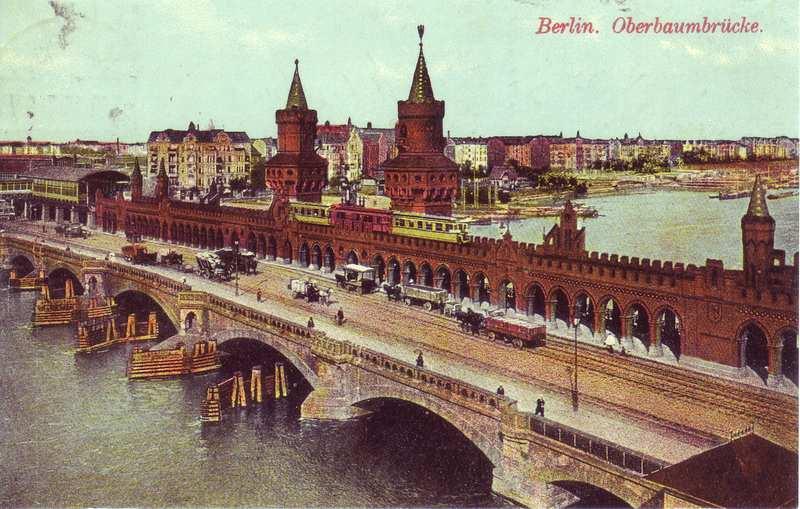 Pokryty ciemną farbą nowoczesny, stalowy łuk doskonale wpisuje się w gotycką architekturę ceglanego, łukowego mostu Oberbaum. Wybudowany w 1896r.