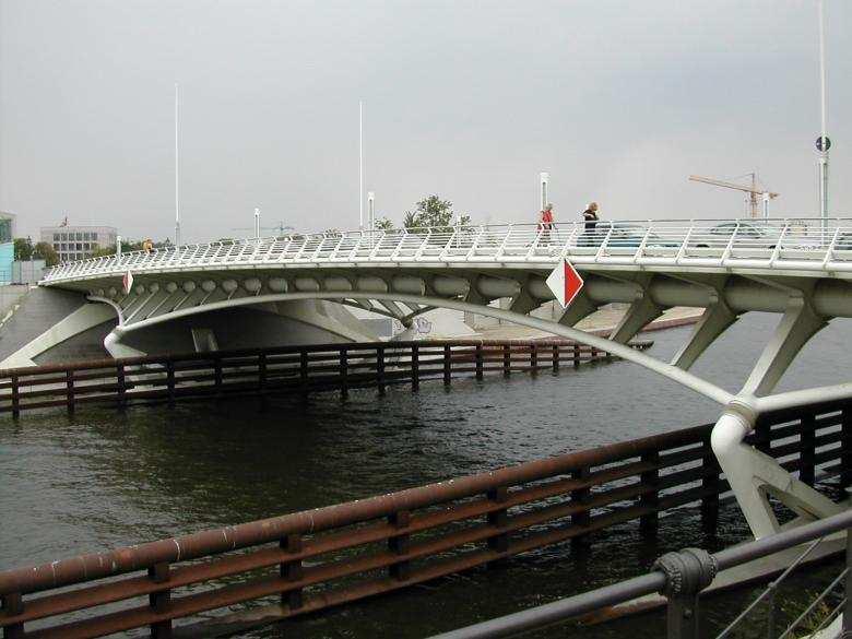 KRONPRINZEN BRIDGE Kronprinzen Bridge, Berlin, Niemcy, 1991-1996r. Rys.74. Most Kronprinzen. Źródło: http://horizons-nouveaux.blogspot.com/2009/05/ kronprinzenbrucke-by-santiago-calatrava.