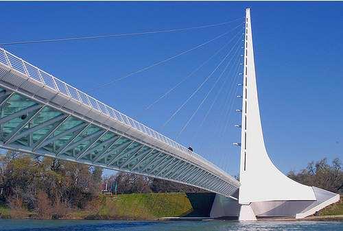 Po pierwsze, jest to kolejny most podwieszony z odchylonym pylonem, znak firmowy Calatravy.
