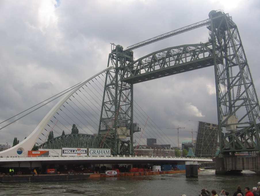 ciężarze objętościowym 3,9 t/m 3 ). Rys.125. Transport mostu na barkach. Źródło: http://www.dublincity.