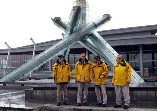 centrum miasta, niedaleko Znicza Zimowej Olimpiady 2010 w Vancouver, załoga pozowała do