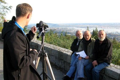 czerwoną banderą. Po wizycie w konsulacie, załoga pojechała na zwiedzanie okolic Vancouver. W punkcie widokowym w Cypress Provincial Park odbyło się następne nagranie dla TVP.