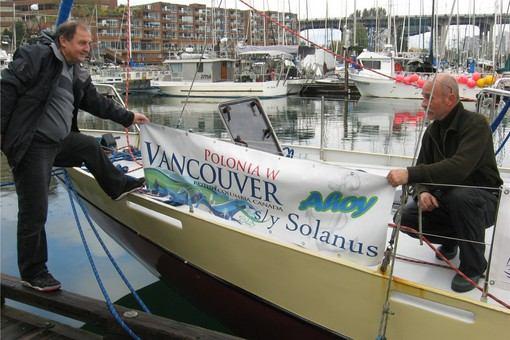 sprawnie. "Solanus" dostał w prezencie na pamiątkę pobytu w Vancouver nowy napis na reling.