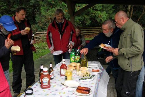 Pieczone na rożnie kiełbaski smakowały bardzo dobrze.